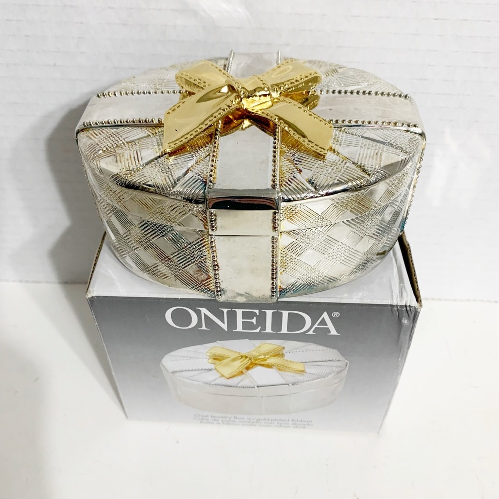 Oneida Silver Plated Velvet Lined Oval Trinket Box Gold Plated Ribbon on Top